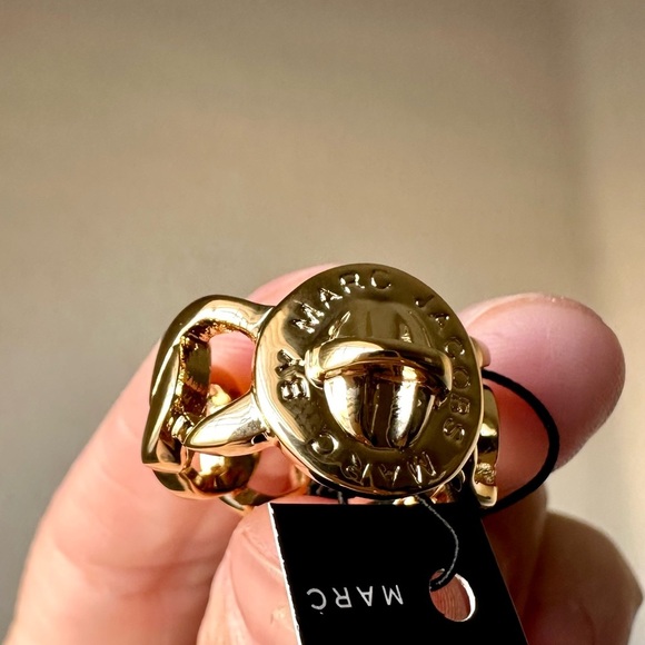 Marc Jacobs Turnlock Katie Ring in gold - Picture 1 of 6